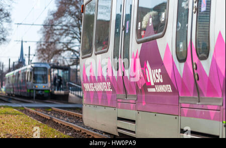 Hannover/Deutschland - vom 12. März 2017: Deutsche Straßenbahn von uestra Laufwerke zu der nächsten Haltestelle. uestra ist der Betreiber des öffentlichen Verkehrs in der Stadt hanove Stockfoto