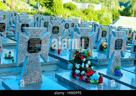 Grab des ukrainischen Opfern politischer Repressionen und Gefallenen des Ukrainischen Aufstandsarmee auf Lytschakiwski-Friedhof in Lemberg Stockfoto