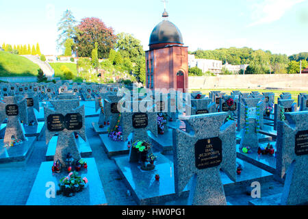 Grab des ukrainischen Opfern politischer Repressionen und Gefallenen des Ukrainischen Aufstandsarmee auf Lytschakiwski-Friedhof in Lemberg Stockfoto