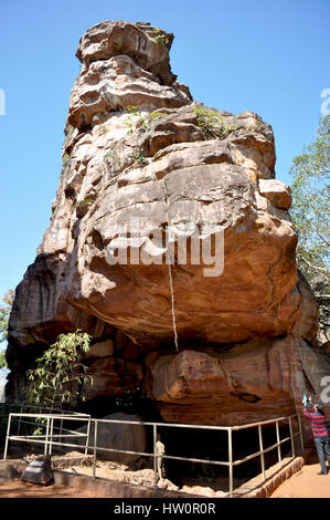 Bhimbetka Rock schützt, Madhya Pradesh, Indien - 22. Januar 2016: Ansicht der Abri mit prähistorischen Felszeichnungen am Ortseingang von Bhimbetka U Stockfoto