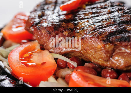 Rindersteak mit roten Bohnen garnieren Stockfoto