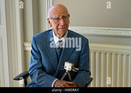 Sir Bobby Charlton Holding die 2008 BBC Sports Personality des Jahres Lifetime Achievement Award. Stockfoto