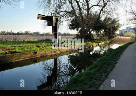 Die New River und Fußweg auf Woodberry Feuchtgebiete Natur behalten sich Nord-London-UK Stockfoto