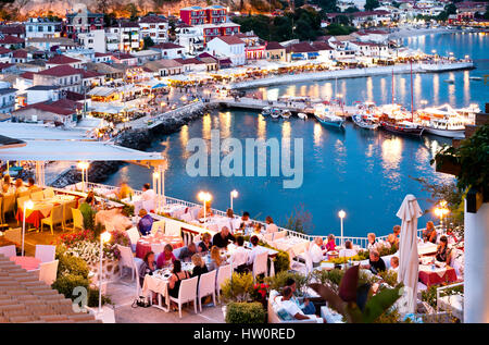 Open-Air-Abend-Restaurant-Terrasse und Blick auf HarbourParga, Griechenland Stockfoto