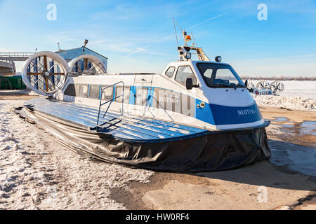 SAMARA, Russland - 11. März 2017: Hovercraft Transporter auf dem Volga-Damm in Samara, Russland Stockfoto