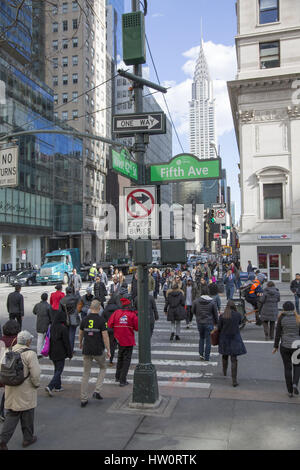 Kreuzung von 42nd Street und 5th Avenue mit dem legendären Chrysler Gebäude droht sich in Midtown Manhattan, New York City im Hintergrund Stockfoto