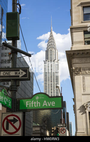 Kreuzung von 42nd Street und 5th Avenue mit dem legendären Chrysler Gebäude droht sich in Midtown Manhattan, New York City im Hintergrund Stockfoto