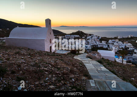 Morgen Blick auf Chora auf der Insel Ios mit Santorin, Griechenland. Stockfoto