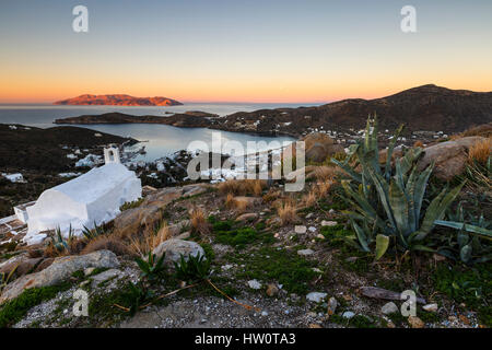 Morgen Blick auf den Hafen von Ios-Insel in Griechenland. Stockfoto