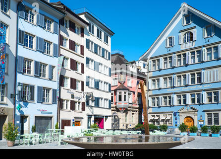 Zürich, Schweiz - 10. Juli 2016: Häuser im traditionellen Stil in Paradeplatz. Stockfoto