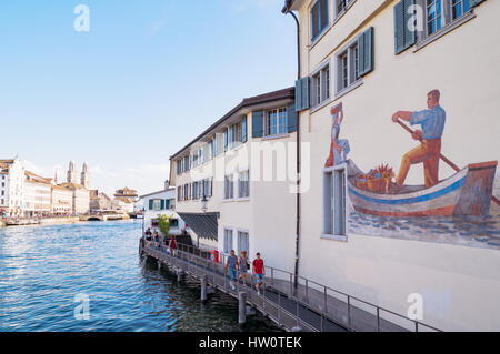 Zürich, Schweiz - 10. Juli 2016: Ein Haus mit Malerei am Ufer Limmat Stockfoto