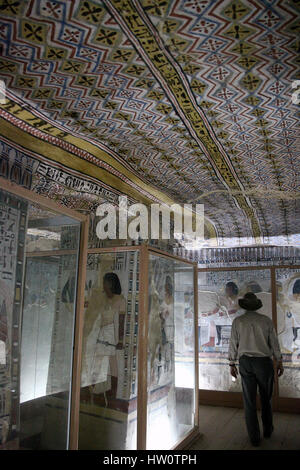 Archäologen im Grab des Sennofer auf der Westbank von Luxor in Ägypten Stockfoto