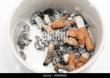 Aschenbecher voll von Zigaretten auf weißem Hintergrund