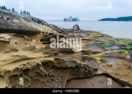 BC-Fähre fährt durch Active Pass zwischen den Gulf Islands, British Columbia, Kanada Stockfoto