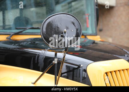 Nasse schwarze Mirrir gelb schwarz Fahrschulwagen Stockfoto