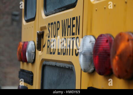 Hintere Ansicht Schulbus hautnah Stockfoto