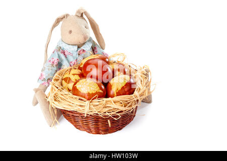 Bunny und Korb Woth dekorierte Ostereier auf weiß Stockfoto