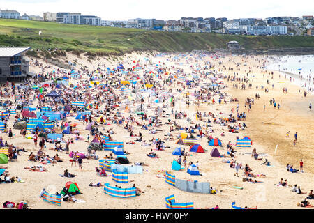 eine gepackte fistral Strand im Sommer bei Newquay, Cornwall, uk Stockfoto