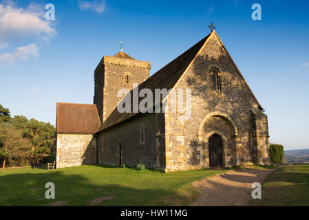 Vorfrühling am Nachmittag in der Kirche von St. Martha-on-the-Hill in der Nähe von Chilworth, Surrey, UK Stockfoto