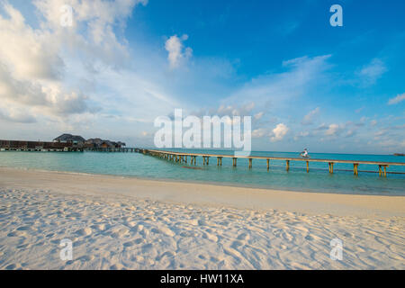 Maldives Rangali Island. Conrad Hilton Resort. Villen über dem Meer am Strand. Stockfoto