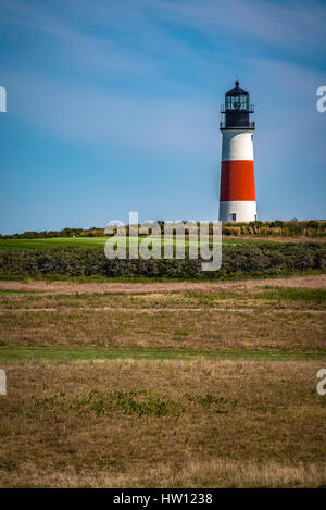 Sankaty Head Lighthouse, Nantucket, Cape Cod, MA. Nantucket, eine kleine isolierte Insel vor Cape Cod, Massachusetts, ist ein Sommerreiseziel mit Düne-Ba Stockfoto