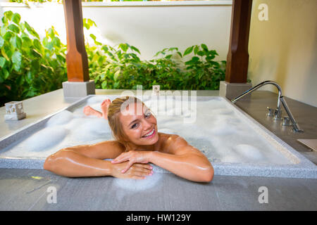 Maldives Rangali Island. Conrad Hilton Resort. Bad in der Strandvilla. Frau in der Badewanne im Freien. Stockfoto