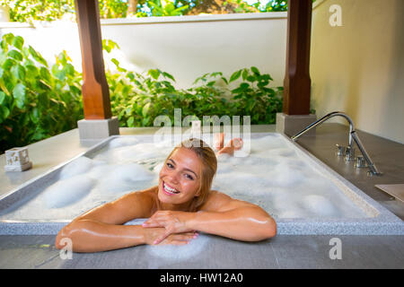 Maldives Rangali Island. Conrad Hilton Resort. Bad in der Strandvilla. Frau in der Badewanne im Freien. Stockfoto