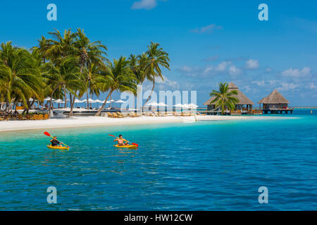 Maldives Rangali Island. Conrad Hilton Resort. Paar, Kajakfahren auf dem Meer. Stockfoto