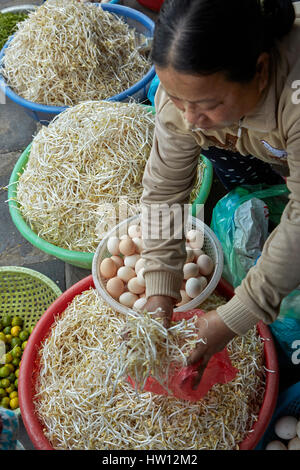 Frau, Verkauf von Eiern und Sojasprossen, Central Market, Hoi an ein (UNESCO Weltkulturerbe), Vietnam Stockfoto