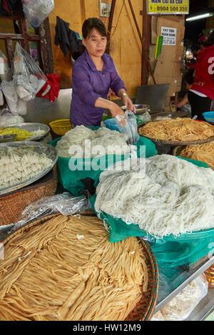 Frau verkaufen Nudeln, Central Market, Hoi an ein (UNESCO Weltkulturerbe), Vietnam Stockfoto