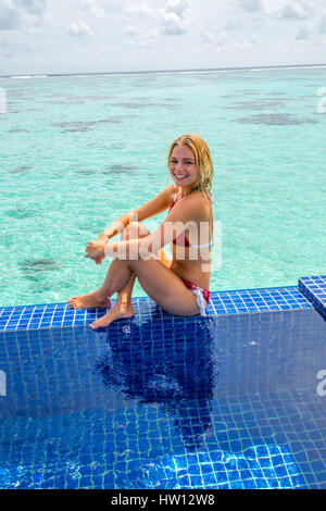 Maldives Rangali Island. Conrad Hilton Resort. Frau entspannend in der Ocean Pool Villa mit Blick auf den Ozean. (MR) Stockfoto