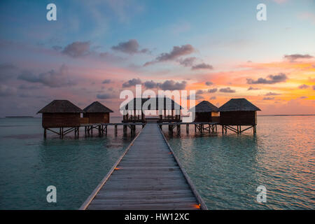 Maldives Rangali Island. Conrad Hilton Resort. Außenbereich des Spa im Sonnenuntergang. Stockfoto