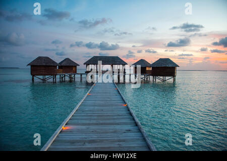 Maldives Rangali Island. Conrad Hilton Resort. Außenbereich des Spa im Sonnenuntergang. Stockfoto