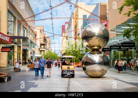 Adelaide, Australien - 11. November 2016: Rundle Mall und berühmten Kugeln, die auf der Suche nach Westen in Adelaide CBD an einem Tag. Rundle Mall ist die führende shoppi Stockfoto