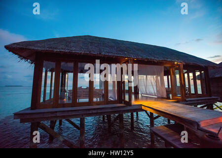 Maldives Rangali Island. Conrad Hilton Resort. Das Spa am Abend. Stockfoto