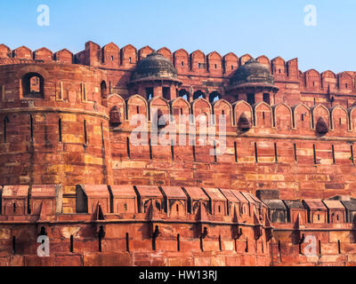 Die Mauern und Zinnen des Agra Forts von der Moguln im indischen Bundesstaat Uttar Pradhesh gebaut. Stockfoto