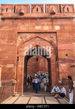 Agra Fort, Agra, Indien - 14. Oktober 2009: Touristen in das Agra Fort in Uttar Pradesh, Indien. Stockfoto