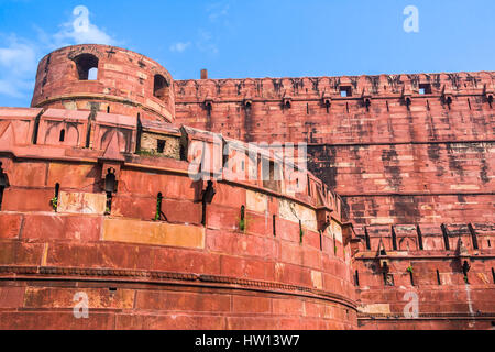 Die Mauern und Zinnen des Agra Forts von der Moguln im indischen Bundesstaat Uttar Pradhesh gebaut. Stockfoto