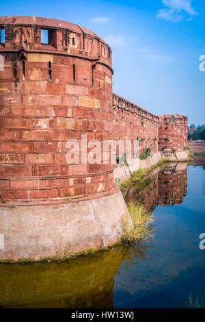 Die Mauern und Zinnen des Agra Forts von der Moguln im indischen Bundesstaat Uttar Pradhesh gebaut. Stockfoto