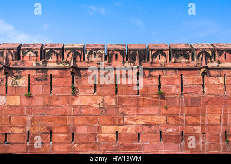 Die Mauern und Zinnen des Agra Forts von der Moguln im indischen Bundesstaat Uttar Pradhesh gebaut. Stockfoto