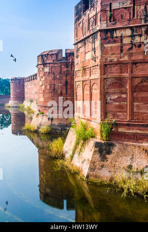 Die Mauern und Zinnen des Agra Forts von der Moguln im indischen Bundesstaat Uttar Pradhesh gebaut. Stockfoto