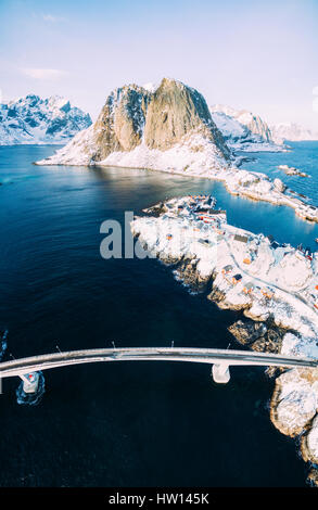 Hamnoy von oben, Lofoten Inseln, Norwegen. Winter an einem sonnigen Tag Stockfoto