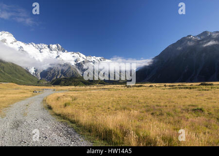 Hooker Valley Track. Das sind Fotos, die an einem Sommertag im Februar 2017. Es war windig und die Wolken über Kopf wirbeln in mehrere Richtungen. Stockfoto