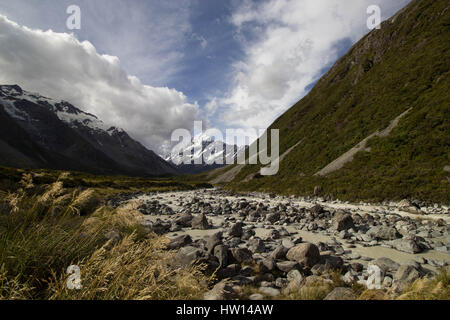 Hooker Valley Track. Das sind Fotos, die an einem Sommertag im Februar 2017. Es war windig und die Wolken über Kopf wirbeln in mehrere Richtungen. Stockfoto