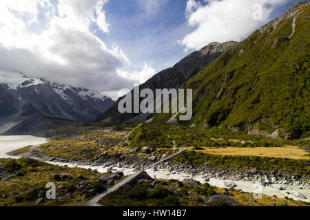 Hooker Valley Track. Das sind Fotos, die an einem Sommertag im Februar 2017. Es war windig und die Wolken über Kopf wirbeln in mehrere Richtungen. Stockfoto