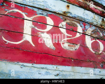 Detail der Nummer Boot gemalt auf den Rumpf von einem alten hölzernen Fischerboot (Frankreich) Stockfoto