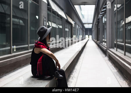 Guangzhou, China. November 2016. Nachdenkliche Frau Sitzgelegenheiten in einem tunnel Stockfoto