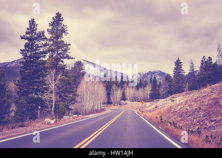 Rocky Mountains asphaltierte Straße im Herbst Farbe getönt Bild, Colorado, USA. Stockfoto
