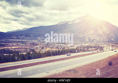 Frisco-Stadt gesehen vom interstate Highway 70, Farbe getönt Bild, Colorado, USA. Stockfoto