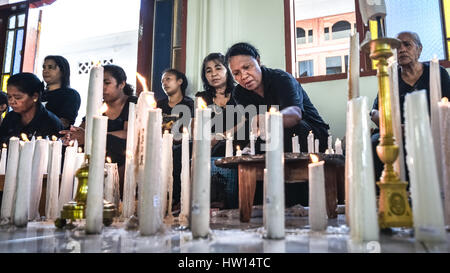 Eine Gruppe von Frauen, die Kerzen in der Tuan Ma Kapelle kümmert sich während der Prozession der Karwoche in Larantuka, Indonesien. Stockfoto